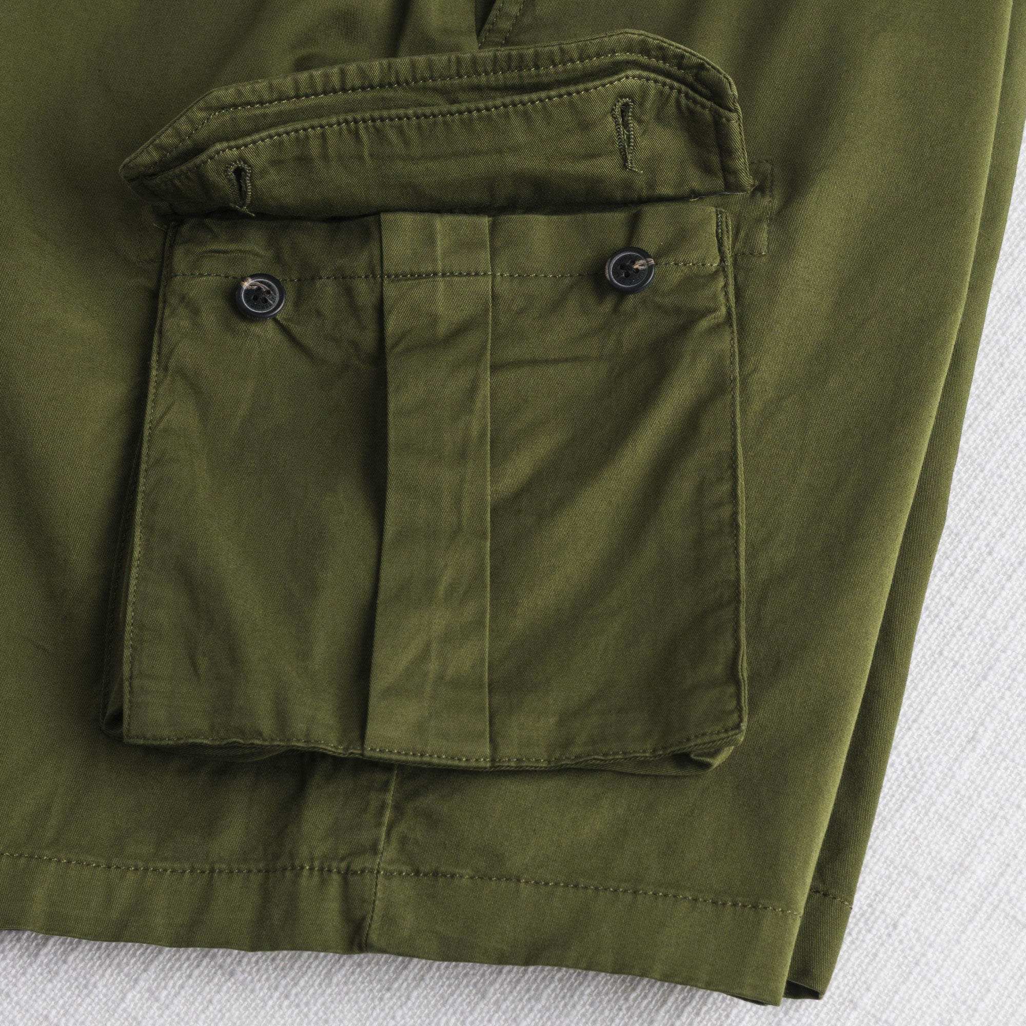 Bermuda cargo in gabardina stretch - Dark Olive - Image 5