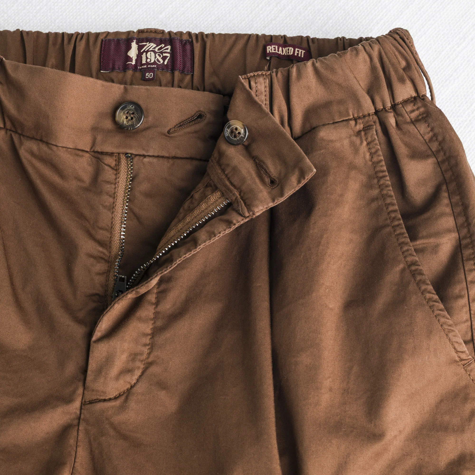 Pantaloncini cargo elasticizzati in raso di cotone - Cinnamon Brown - Image 4