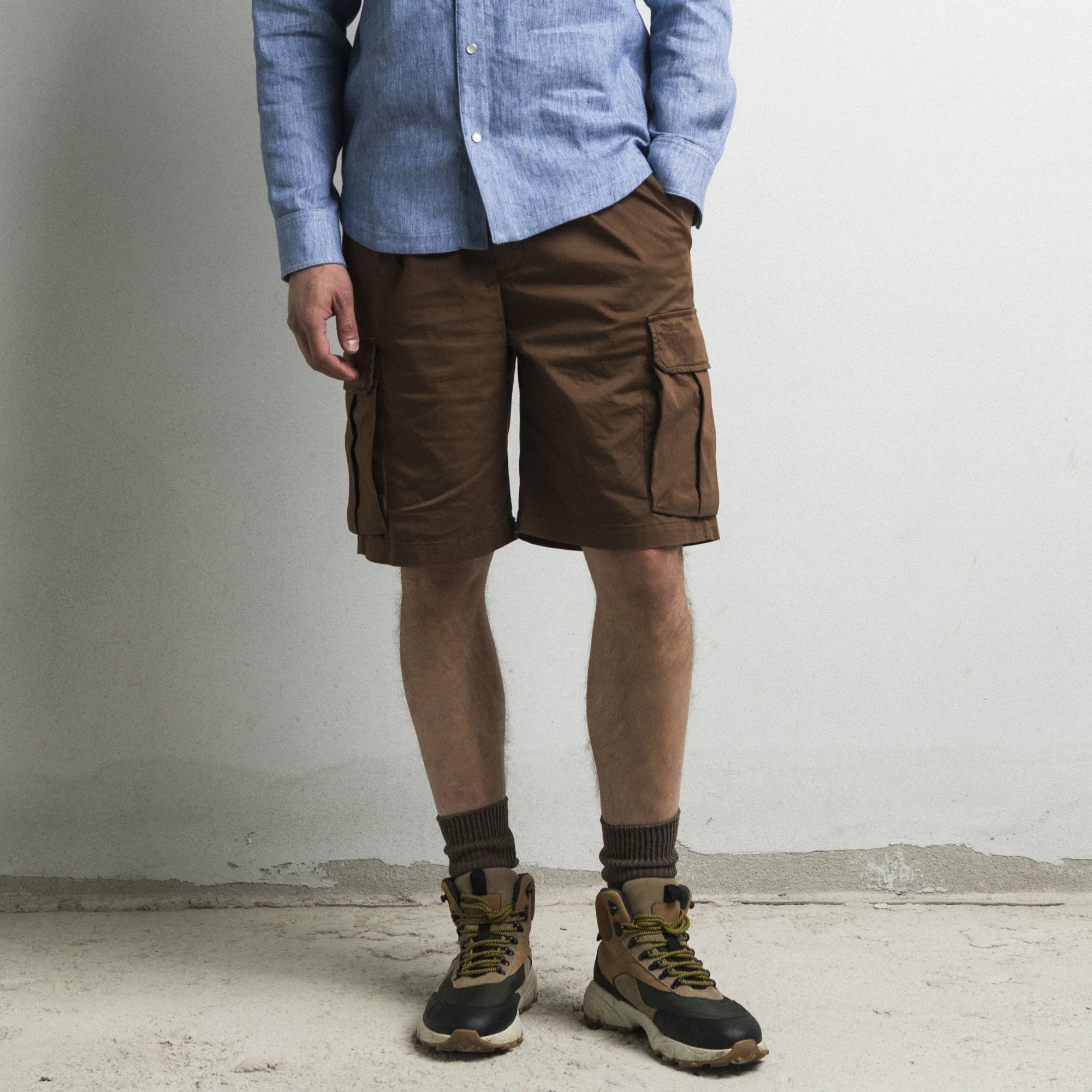 Pantaloncini cargo elasticizzati in raso di cotone - Cinnamon Brown - Image 6
