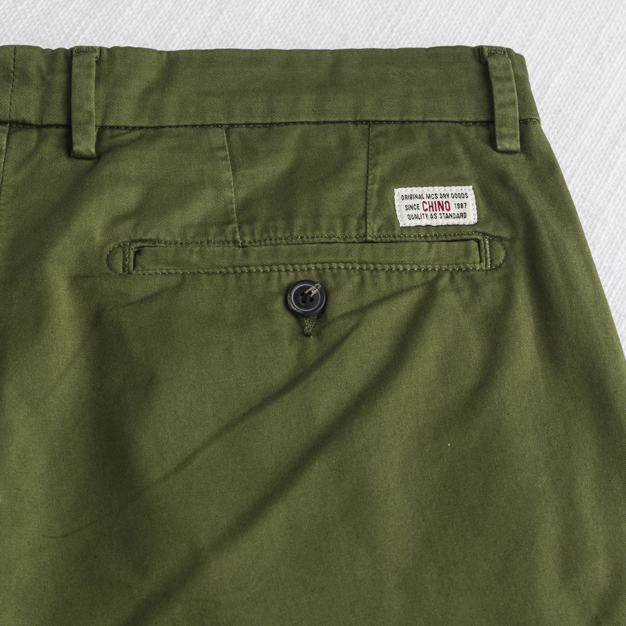 Pantalone chino corto in gabardina stretch - Dark Olive - Image 5