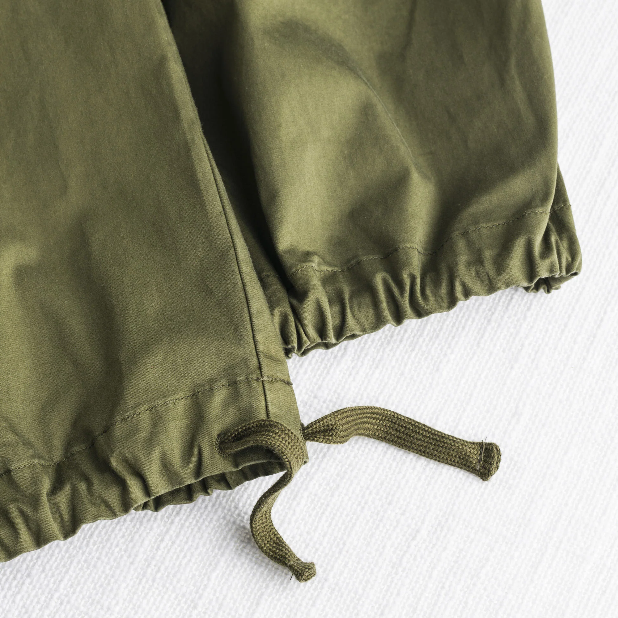 Pantaloni cargo elasticizzati in raso di cotone - Olive Green - Image 3