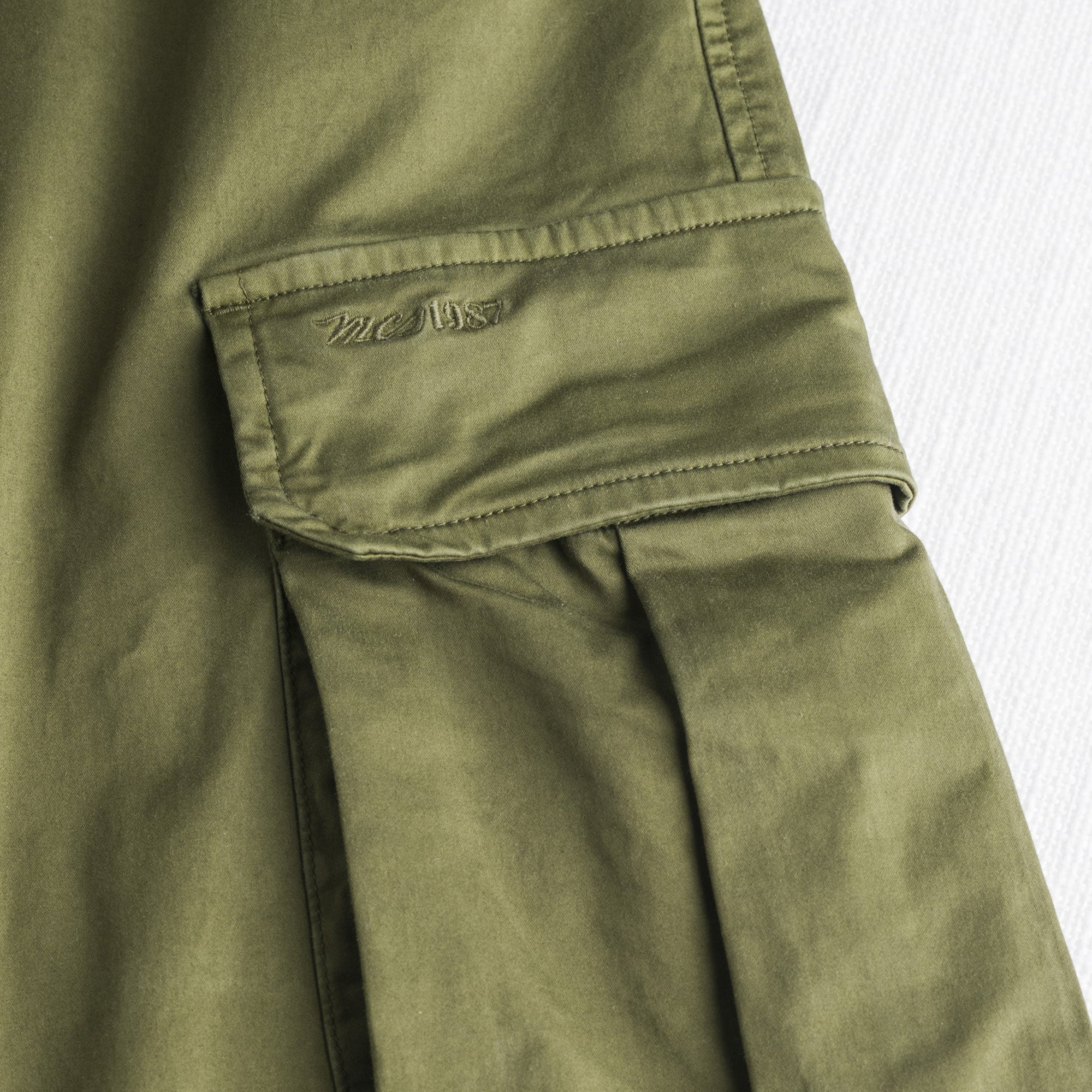 Pantaloni cargo elasticizzati in raso di cotone - Olive Green - Image 6